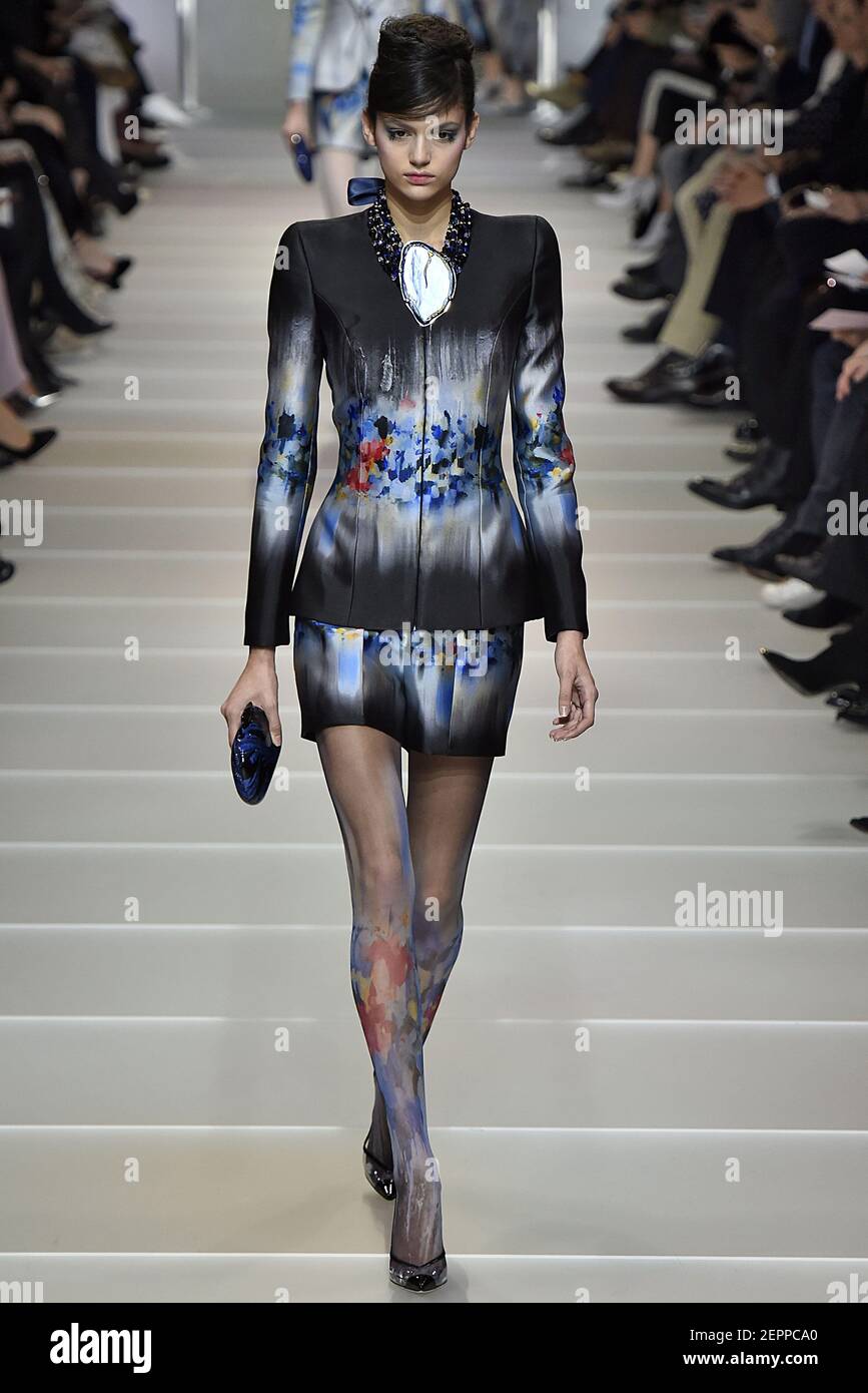 Modell Nikki Vonsee Spaziergänge auf der Piste während der Giorgio Armani  Prive Haute Couture Paris Fashion