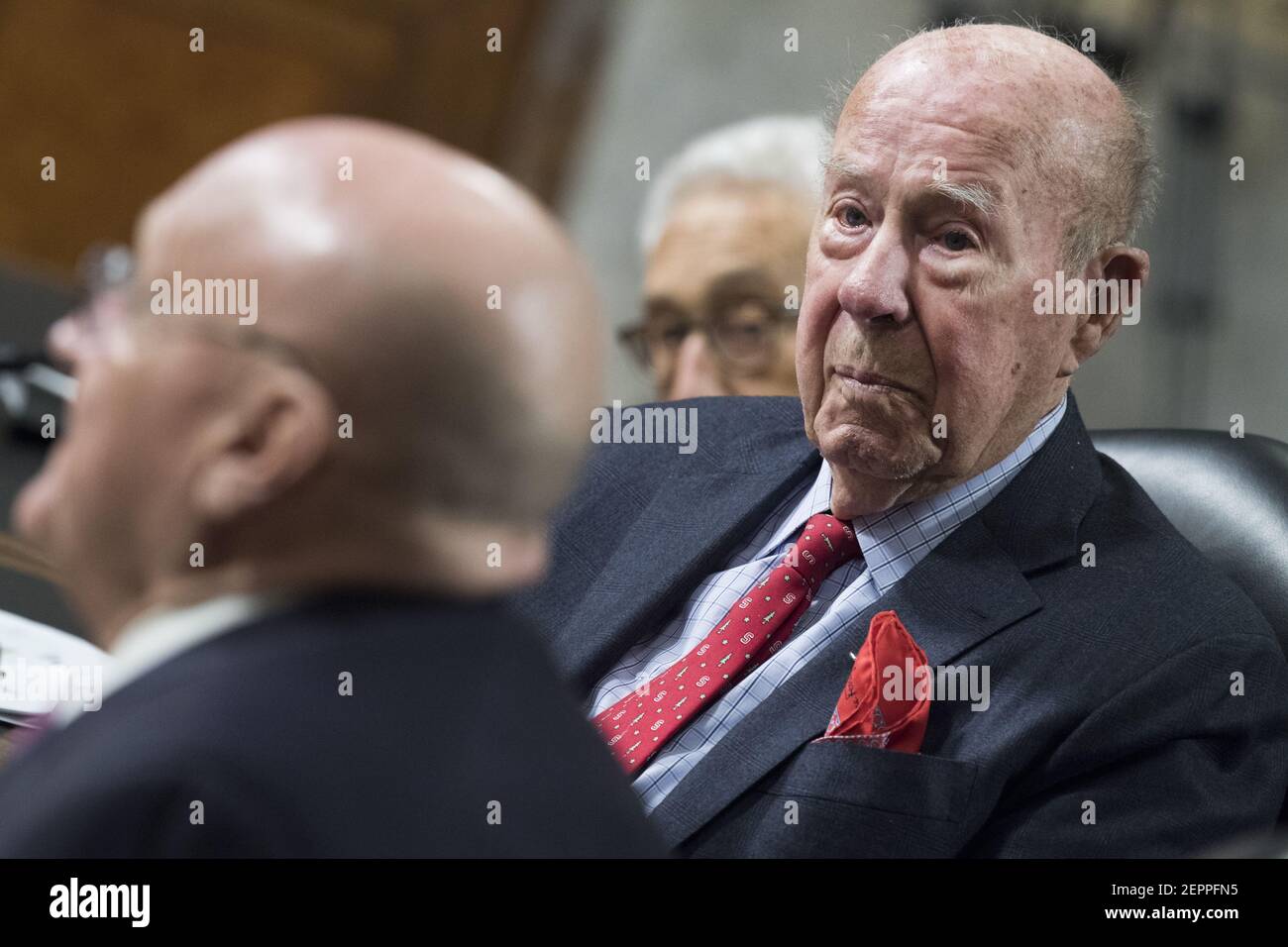 USA - 25. JANUAR: Von links bezeugen der ehemalige stellvertretende Außenminister Richard Armitage und die ehemaligen Staatssekretäre George Shultz und Henry Kissinger vor einer Anhörung des Armed Services Committee des Senats mit dem Titel "Globale Herausforderungen und nationale Sicherheitsstrategie der USA" am 25. Januar 2018 im Dirksen-Gebäude. (Foto von Tom Williams/CQ Roll Call) Stockfoto