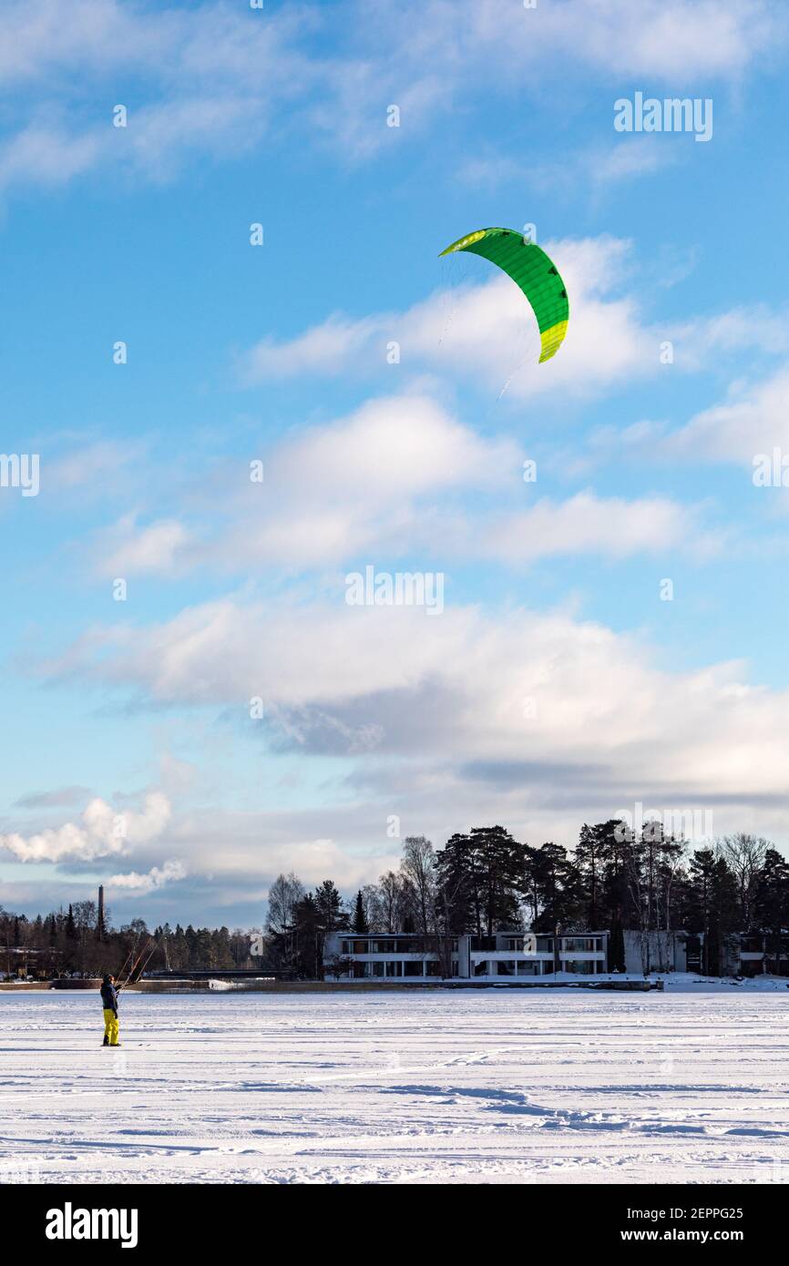 Snowkiten oder Kiteskifahren in der gefrorenen Laajalahti Bucht im Munkkiniemi Bezirk von Helsinki, Finnland Stockfoto