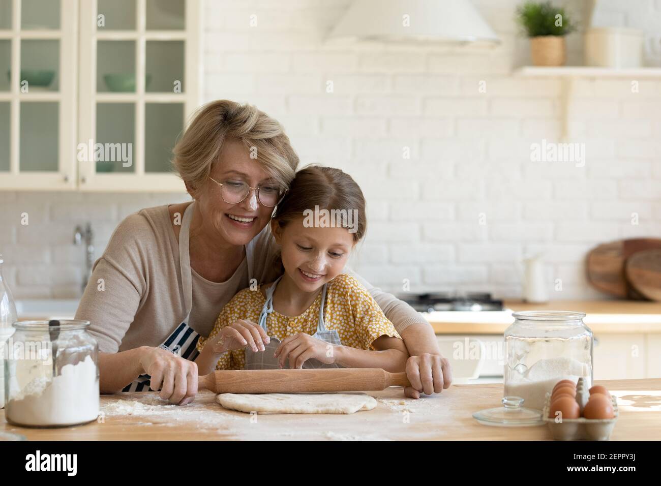 Ältere weibliche Kindermädchen Rollen Teig Kochen Bäckerei mit kleinen Kind Stockfoto