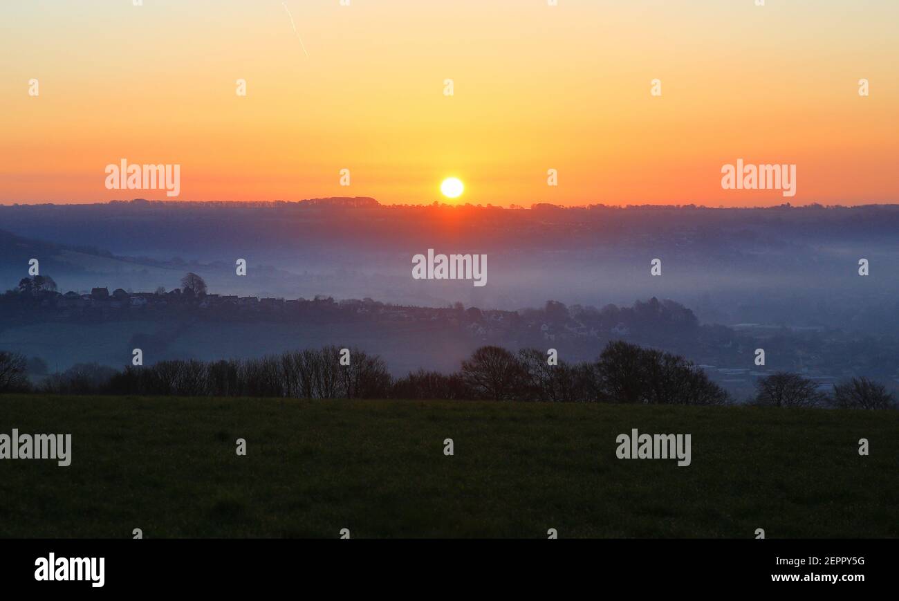 Herrlicher Sonnenaufgang in Stroud Gloucestershire,28th. Februar 2021. Wetter in Großbritannien Stockfoto