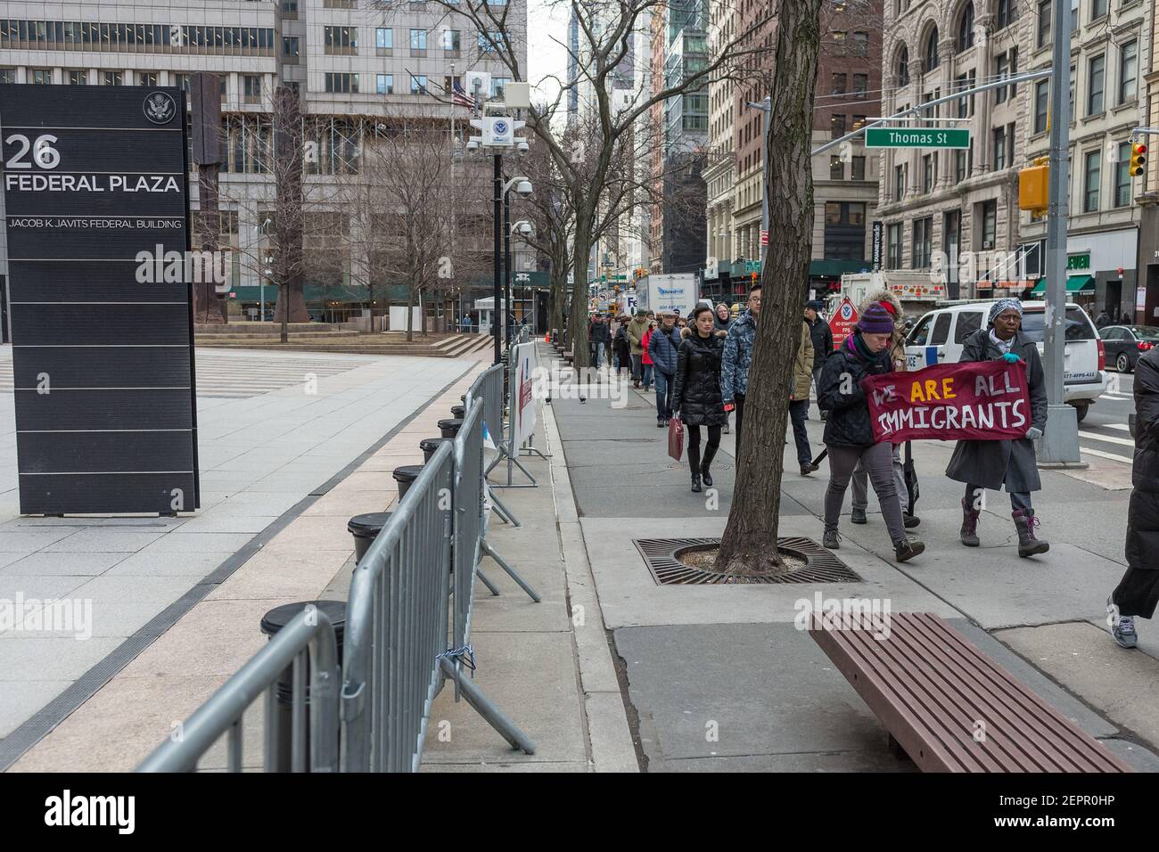 Die Unterstützer des Exekutivdirektors von New Sanctuary City Ravi Ragbir veranstalteten einen stillen Jericho-marsch um die Immigration and Customs Enforcement (ICE)-Büros an der Federal Plaza 26 und forderten, dass sie zeitweise stoppten, um am 29. Januar 2018 in New York, NY, USA, still für die Freilassung von Herrn Ragbir zu beten. Herr Ragbir wurde am 11th. Januar während eines routinemäßigen EIS-Check-in-Termins zur Deportation in seine Heimat Trinidad inhaftiert. (Foto von Albin Lohr-Jones/Sipa USA) Stockfoto
