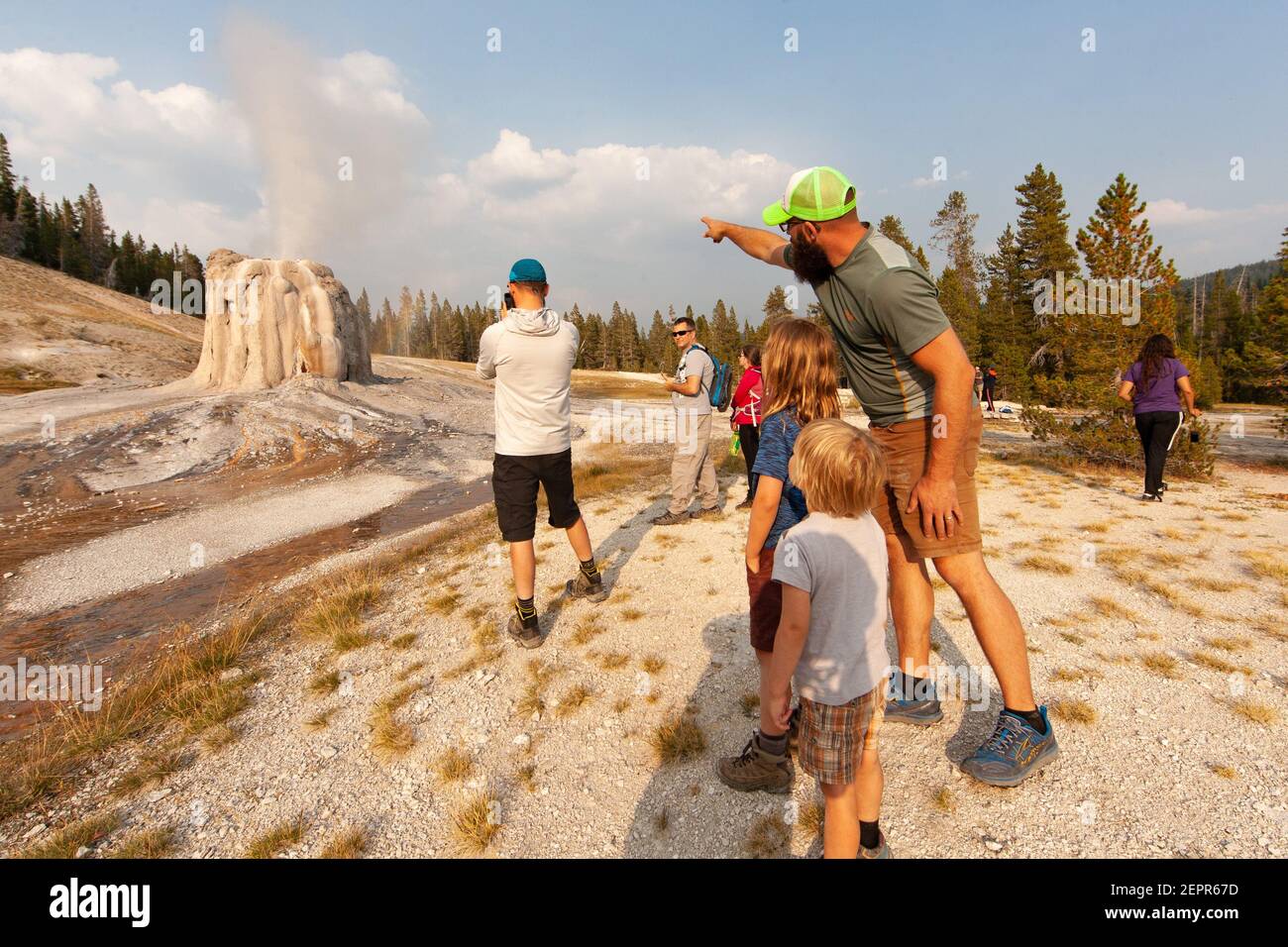 Besucher des Yellowstone National Park genießen Lone Star Geysir 18/07/04. Stockfoto