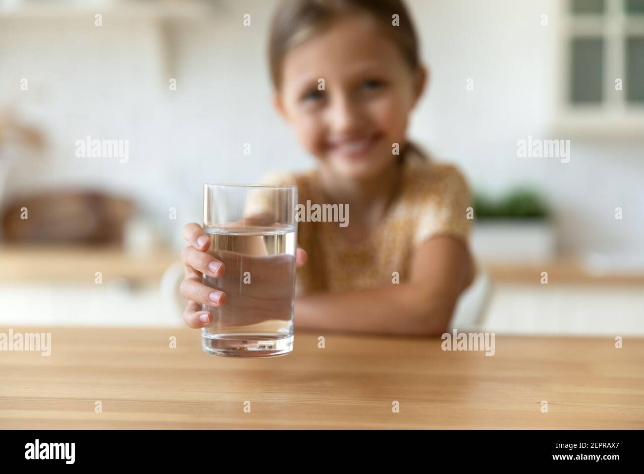 Close up verschwommen Porträt von kleinen Mädchen vorschlagen Wasser trinken Stockfoto