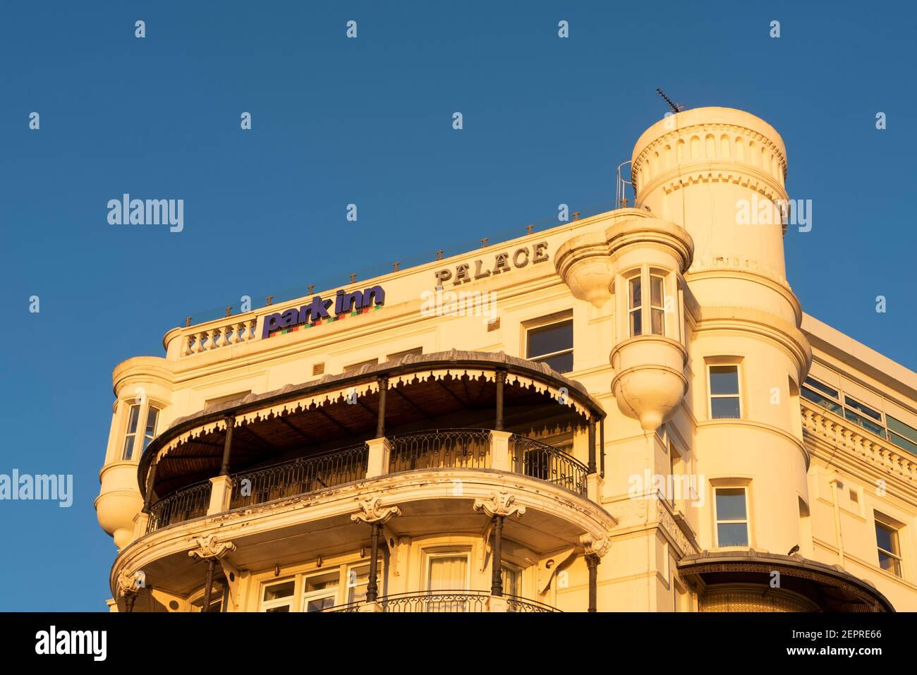 Park Inn, Palace Hotel, in Southend on Sea, Essex, Großbritannien, bei Sonnenuntergang mit oranger Farbe, die sich auf dem weißen Gebäude widerspiegelt. Vintage-Architektur. Turm Stockfoto