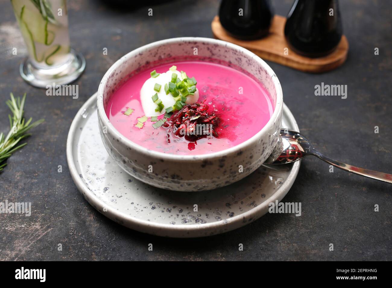 Rote Beete Suppe mit Sahne und Schnittlauch. Essen auf einem Teller serviert, Essen Styling, Serviervorschläge, kulinarische Fotografie. Stockfoto