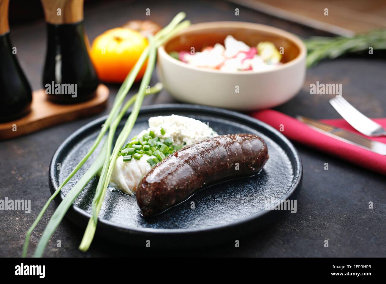 Schwarzpudding, pochiertes Ei und Hüttenkäse. Stockfoto