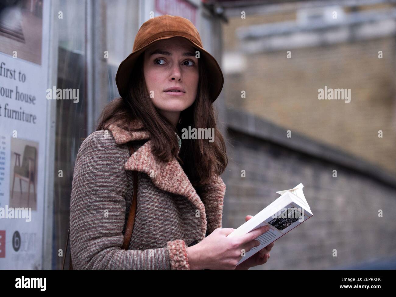 KEIRA KNIGHTLEY in MISBEHAVIOR (2020), Regie PHILIPPA LOWTHORPE. Kredit: PATHE/BBC FILME/Album Stockfoto