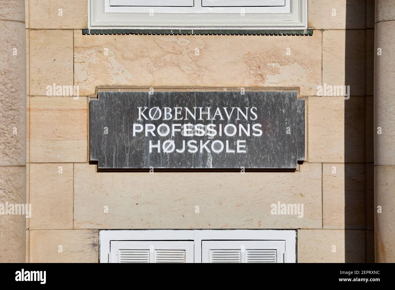Københavns Professionshøjskole (University College Copenhagen), Schild am Gebäude; Tagensvej, Kopenhagen, Dänemark Stockfoto