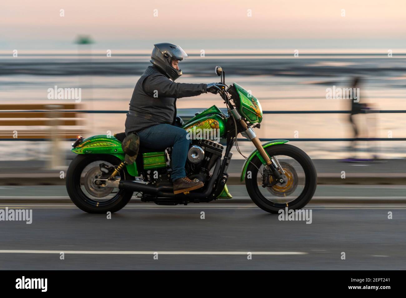 Custom Motorradfahren entlang der Western Esplanade in Southend on Sea, Essex, UK, in der Abenddämmerung. S&S Super Motor Motorrad. Abendliche Fahrt am Meer Stockfoto