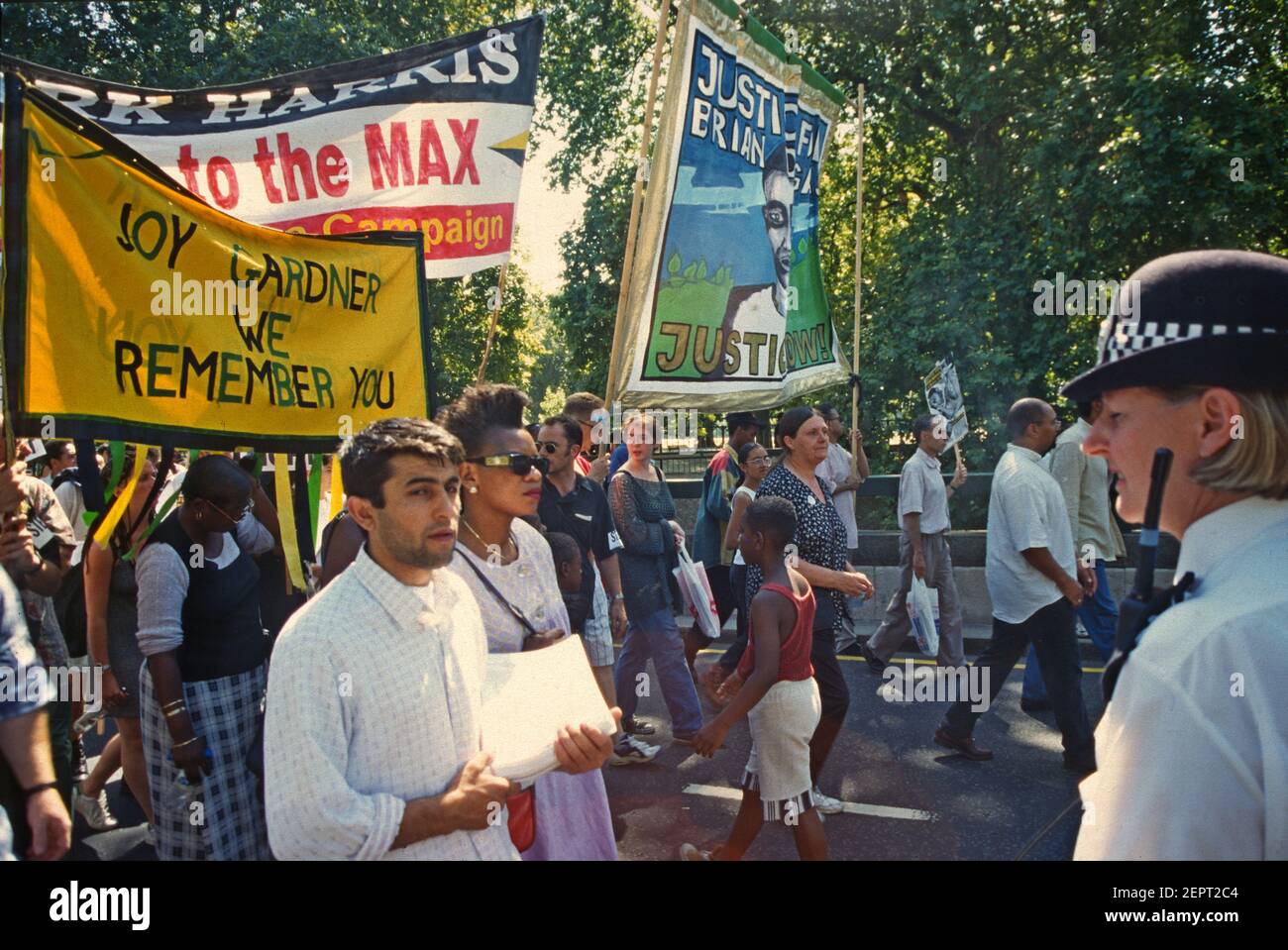 Marschierenden tragen Banner für Brian Douglas und Joy Gardner, bei einem marsch für Brian Douglas, getötet durch einen Schlag von einem Polizeistab, 1995 Stockfoto