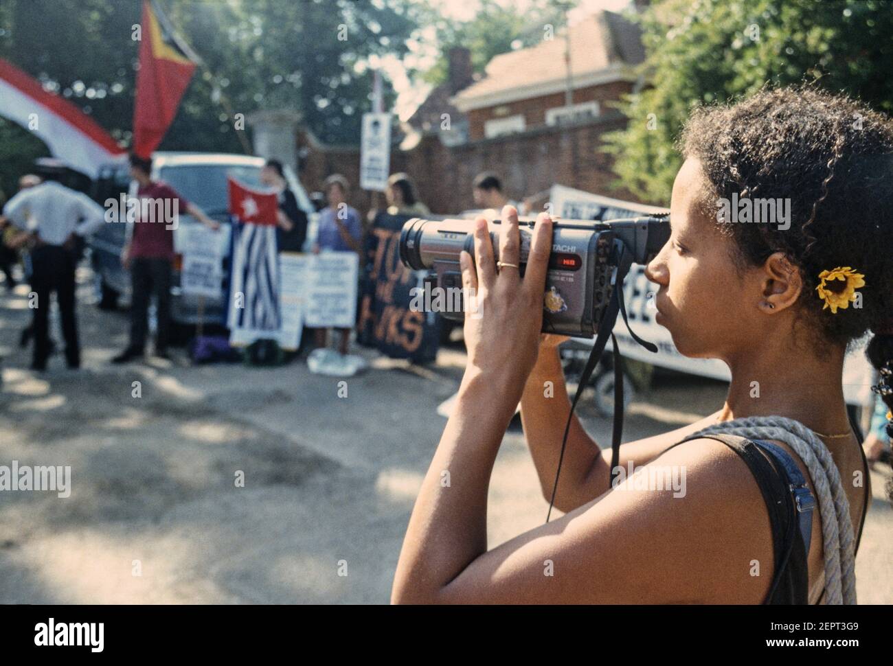 Eine schwarze Videokamera-Aktivistin von Undercurrents filmt die Vorbereitungen für einen marsch für Brian Douglas, der durch einen Schlag eines Polizeistabs getötet wurde, 1995 Stockfoto