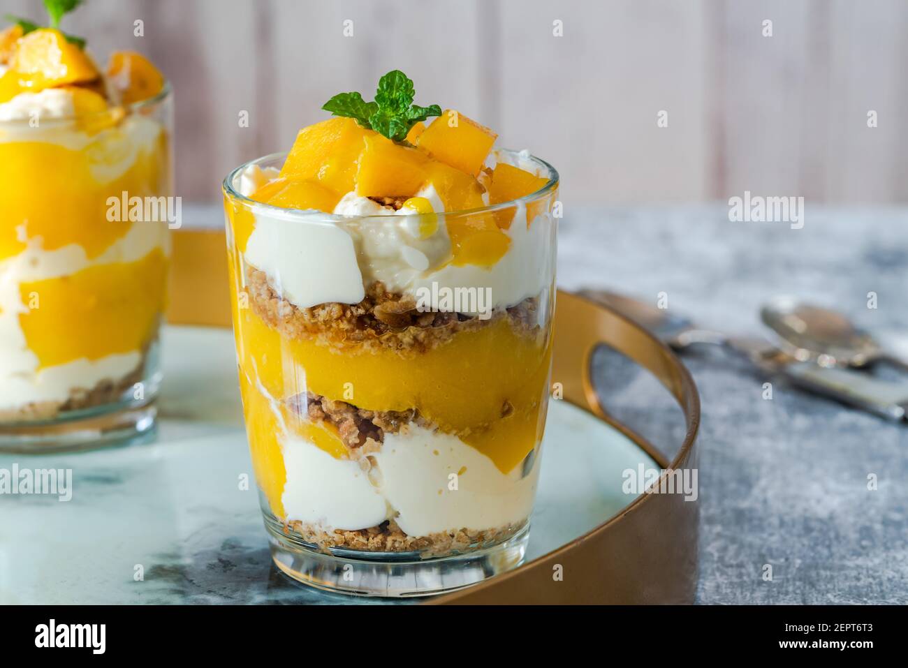 Mango, Müsli und Vanille Joghurt Desset Töpfe Stockfoto Mango, Müsli und Vanille Joghurt Desset Töpfe Stockfoto