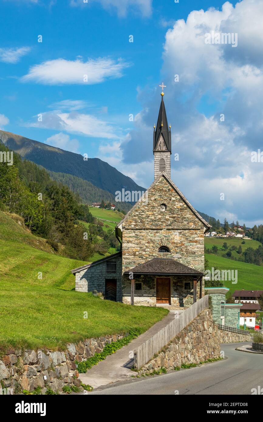 Kirche Sankt Crysanth und Sebastian. Hinterbichl, Prägraten am Großvenediger. Österreichische Alpen. Europa. Stockfoto Kirche Sankt Crysanth und Sebastian. Hinterbichl, Prägraten am Großvenediger. Österreichische Alpen. Europa. Stockfoto