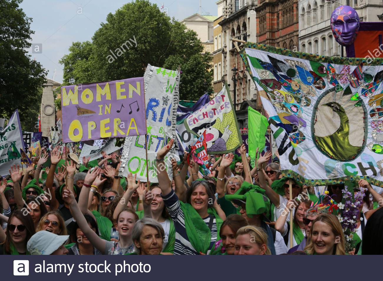 Frauenwahlfans in London feiern vor 100 Jahren, dass sie die Frauenwahl erreicht haben. Stockfoto