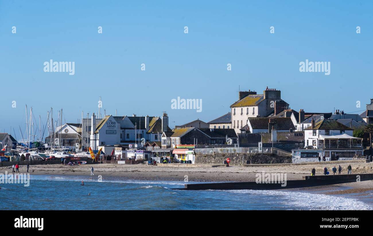 Lyme Regis, Dorset, Großbritannien. Februar 2021, 28th. UK Wetter: Das herrliche Frühlingswetter setzt sich dieses Wochenende fort, da der Badeort Lyme Regis einen weiteren Tag mit strahlendem Sonnenschein und klarem blauen Himmel genießt. Kredit: Celia McMahon/Alamy Live Nachrichten Stockfoto
