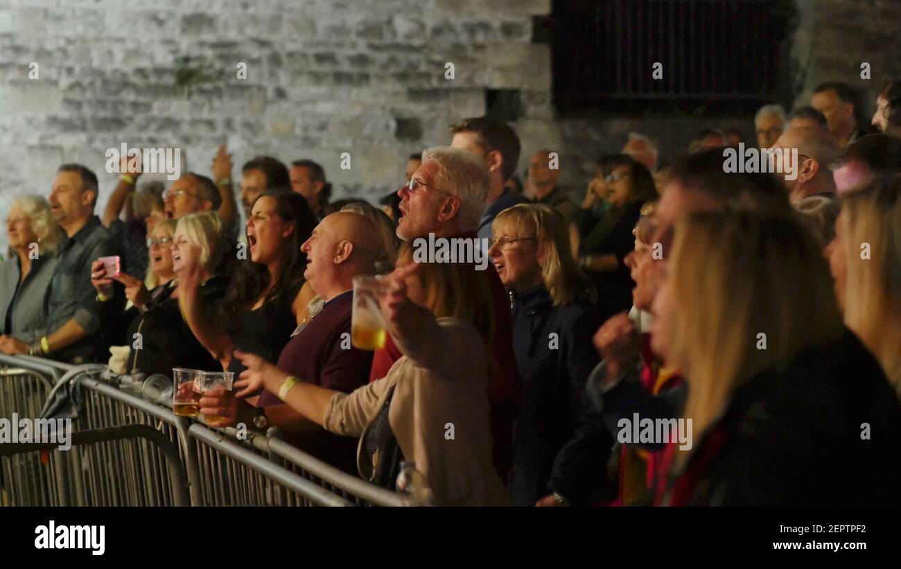 Publikum genießen eine Party-Atmosphäre bei einem Sommer-Musik-Festival Gig. Stockfoto