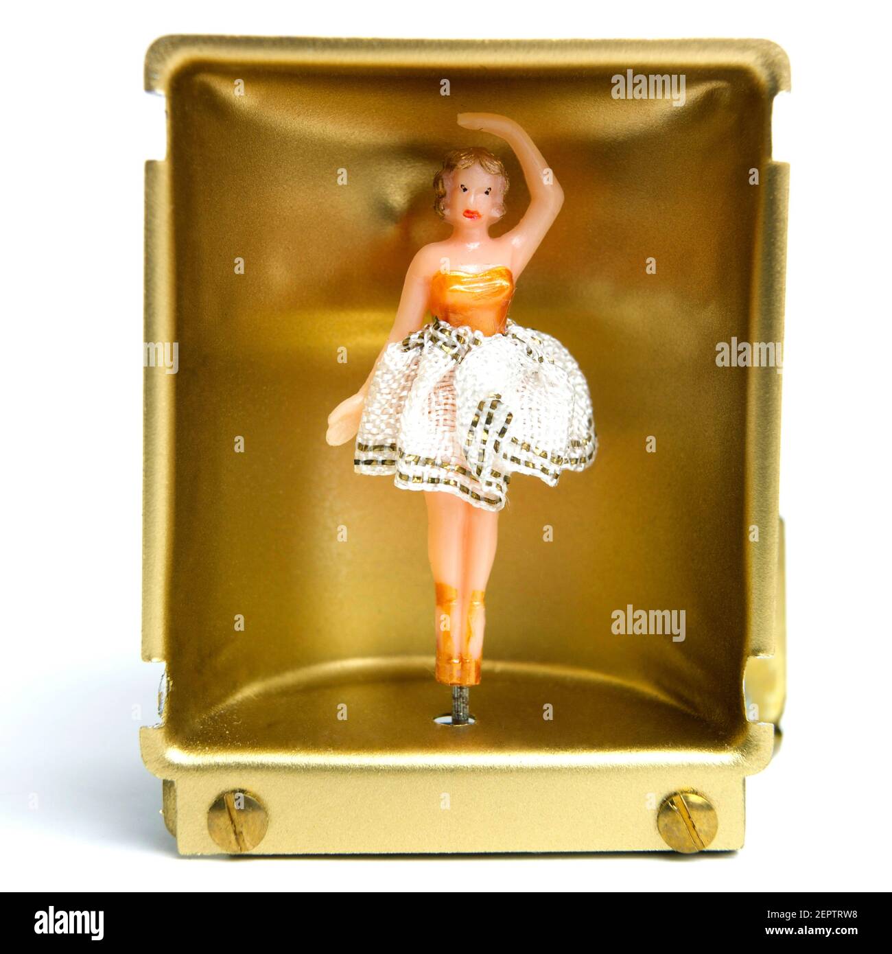Eine Vintage-Tänzerfigur in einer goldenen Vitrine mit anmutiger Pose und kompliziertem Kleid Stockfoto