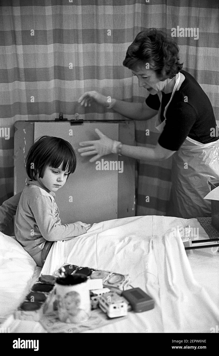 Childrens Ward Cardiff Hospital. Besucher unterhaltsam Kind Stockfoto