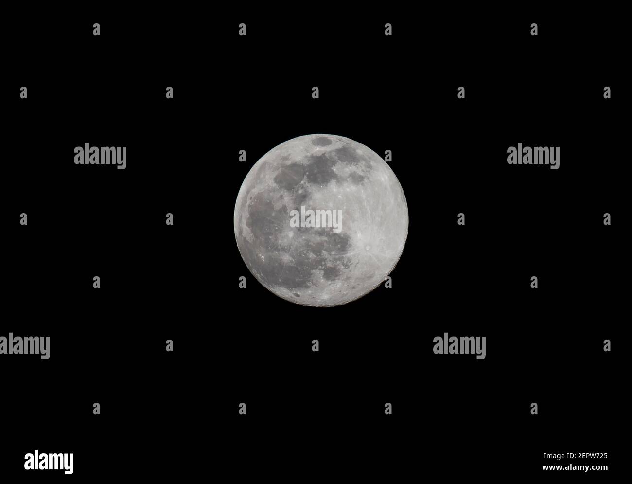 Die Mondphase wird einen Tag vor Vollmond wuchtiger Am 26th. Februar 2021 Stockfoto