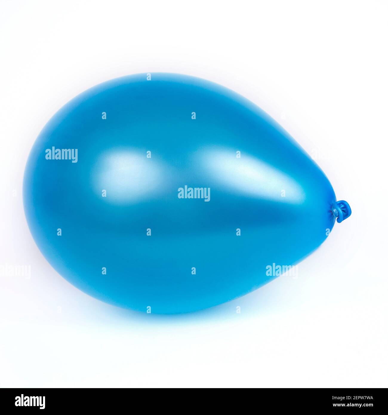 Blauer Gummiballon auf weißem Hintergrund Stockfoto