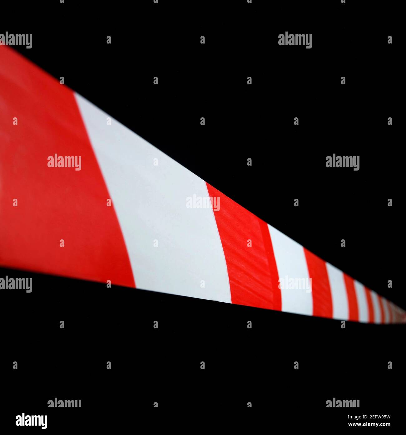 Rot-weiß gestreiftes Plastikfolie für Gefahrenstoffe Stockfoto