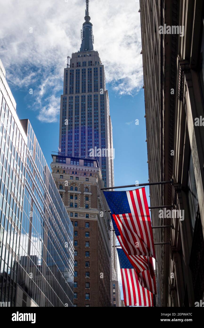 USA-Flaggen mit Empire State Building im Hintergrund, in Manhattan, New York Stockfoto