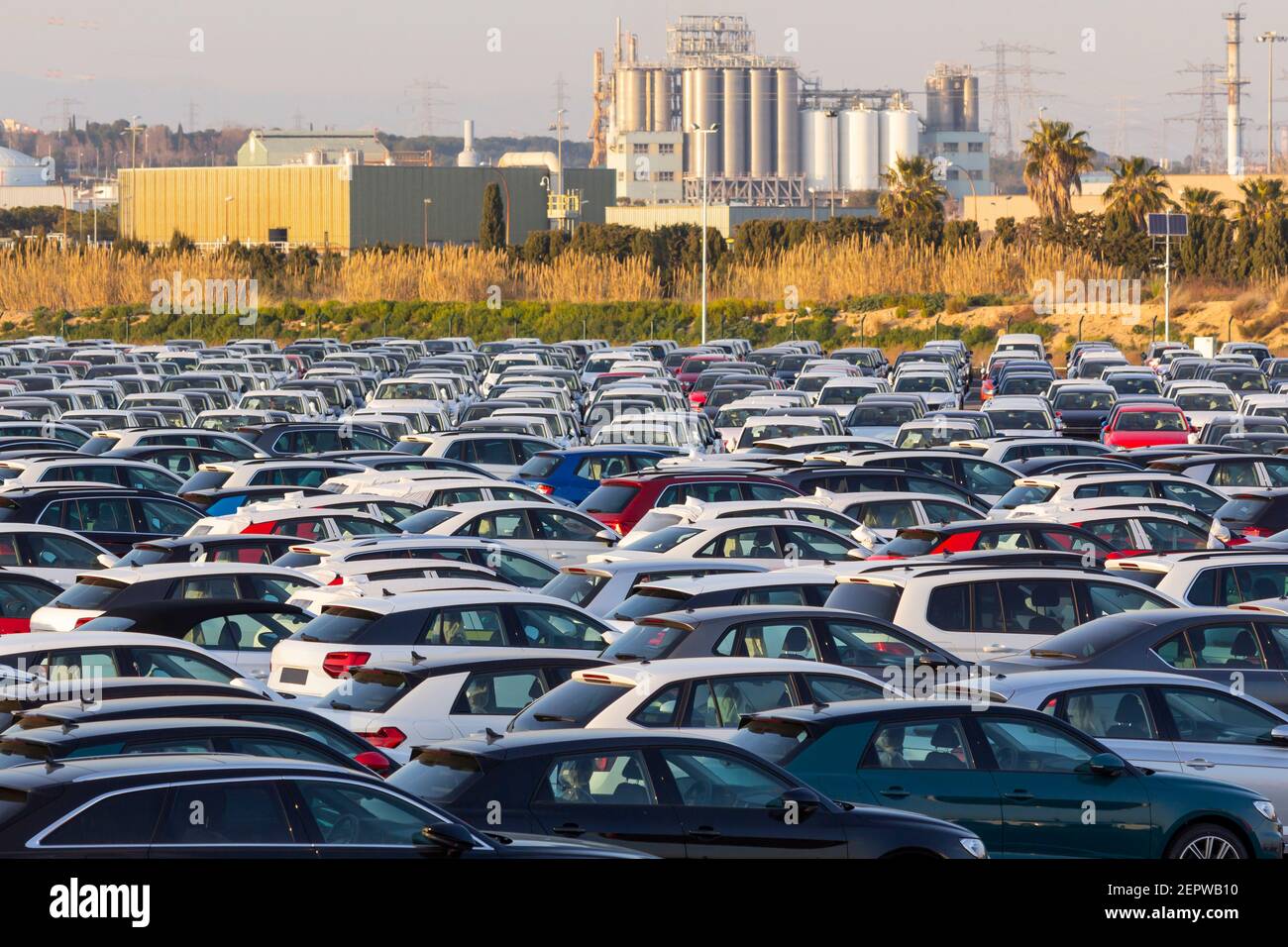 Import von Neuwagen in der Automobilindustrie, in einem Parkplatz Stockfoto