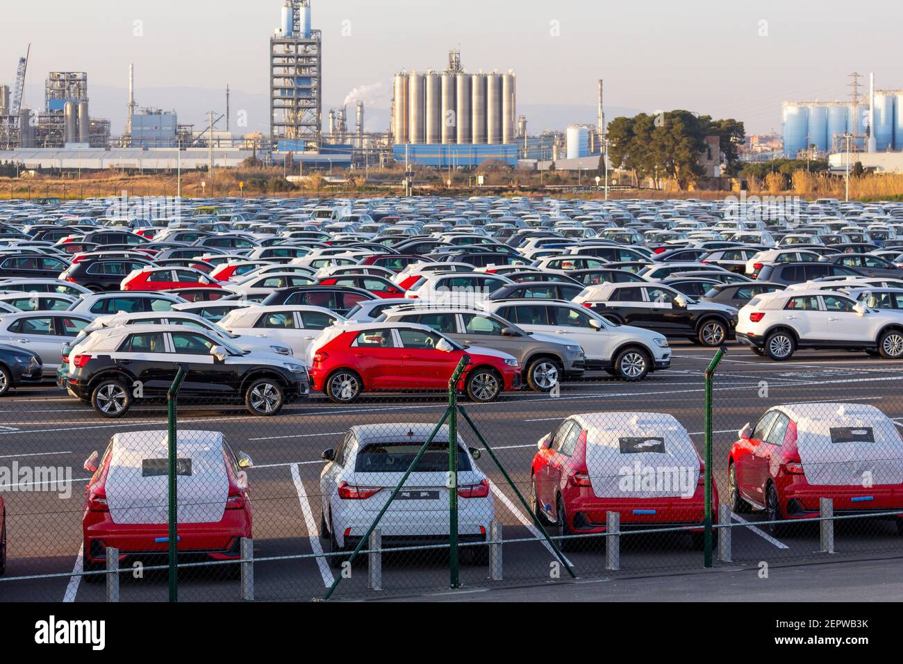 Import von neuen Autos zum Verkauf in einem Parkplatz, Automobilindustrie Stockfoto