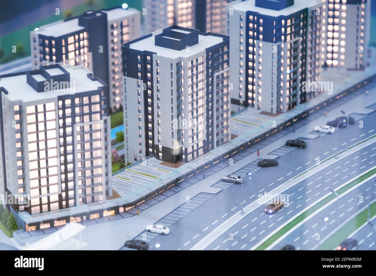 Modernes generisches, zeitgenössisches Miniaturmodell von Glasgebäuden und Straßen mit Tilt-Shift-Fokustechnik - Fokus liegt auf dem Rotes Auto in der Mitte Stockfoto