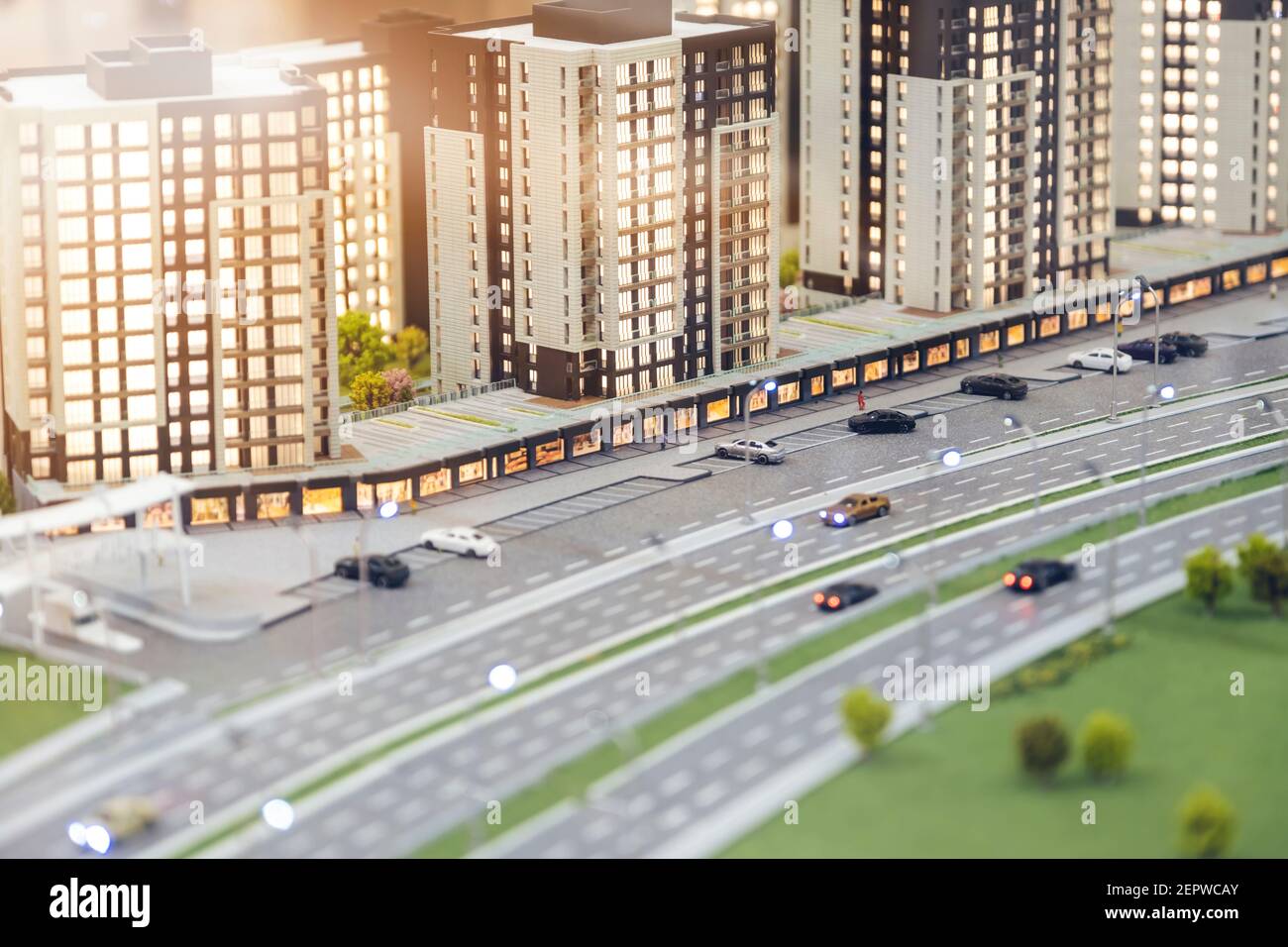 Modernes generisches, zeitgenössisches Miniaturmodell von Glasgebäuden und Straßen mit Tilt-Shift-Fokustechnik - Fokus liegt auf dem Rotes Auto in der Mitte Stockfoto