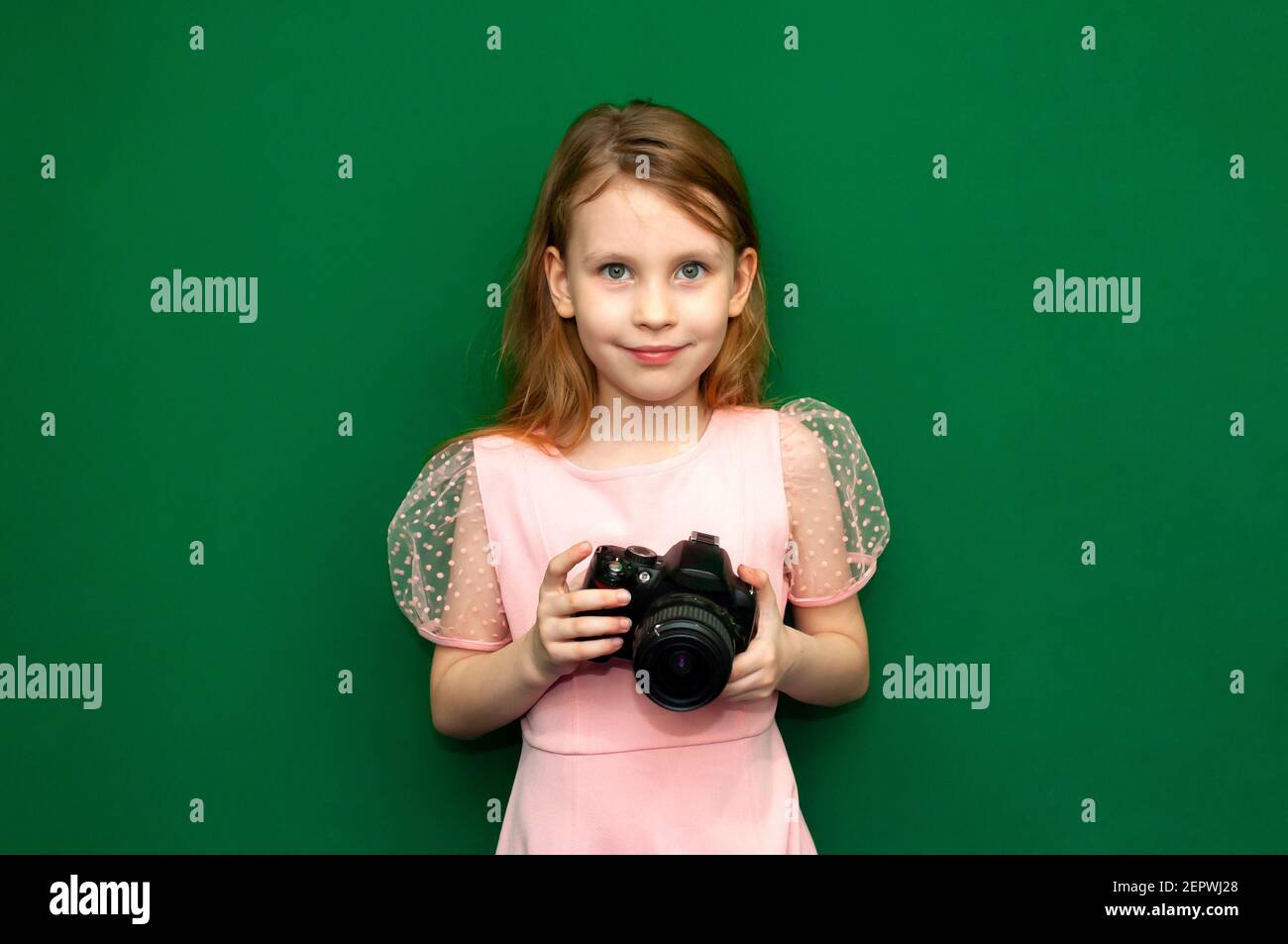 Kind Mädchen mit einer Kamera in den Händen Stockfoto