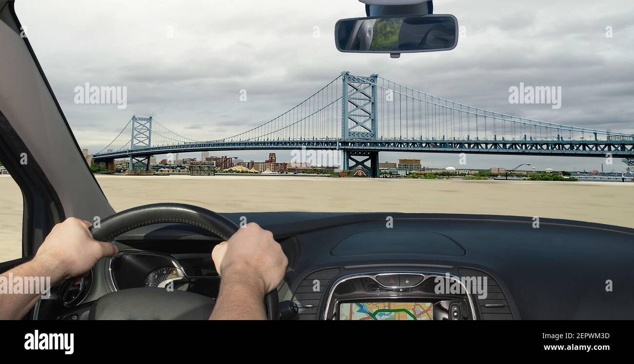 Mit dem Auto zur Benjamin Franklin Bridge, einem Wahrzeichen in Philadelphia, Pennsylvania, USA Stockfoto