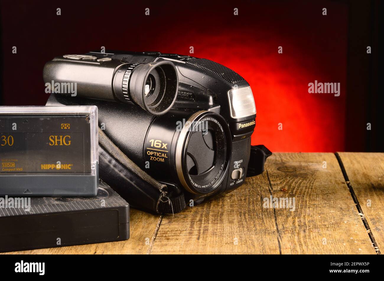 Alte Panasonic Camcorder Filmkamera mit Bändern in der Nähe Stockfotografie  - Alamy