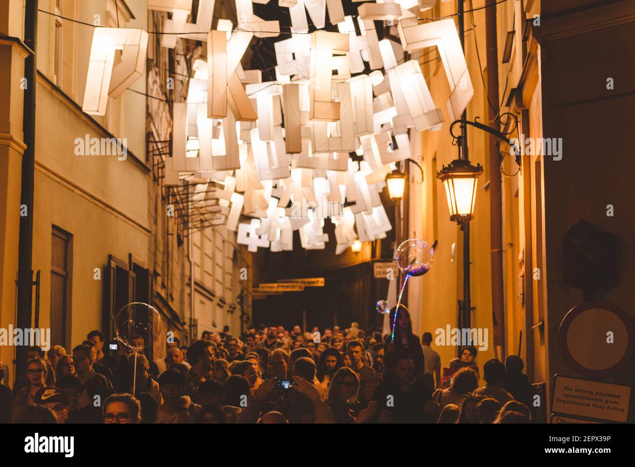 Lublin, Polen - 1. Juni 2019: Menschenmassen und illuminierte Briefe in der Olejna Straße während der Nacht der Kultur (Noc Kultury) in der Altstadt Stockfoto