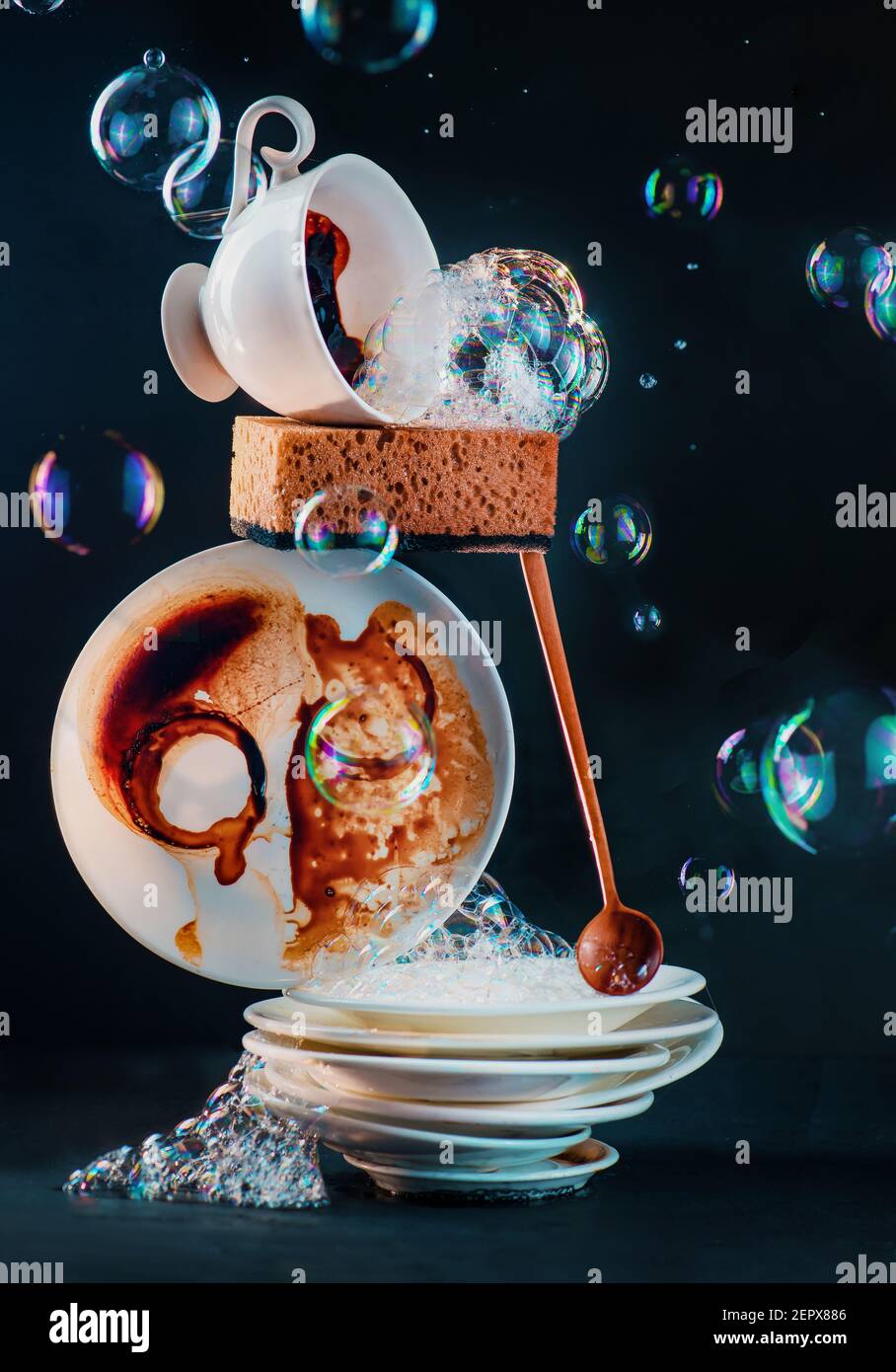 Schmutziges Geschirr und Kaffeetassen mit Schwämmen und Blasen, weltliches Schönheitskonzept Stockfoto