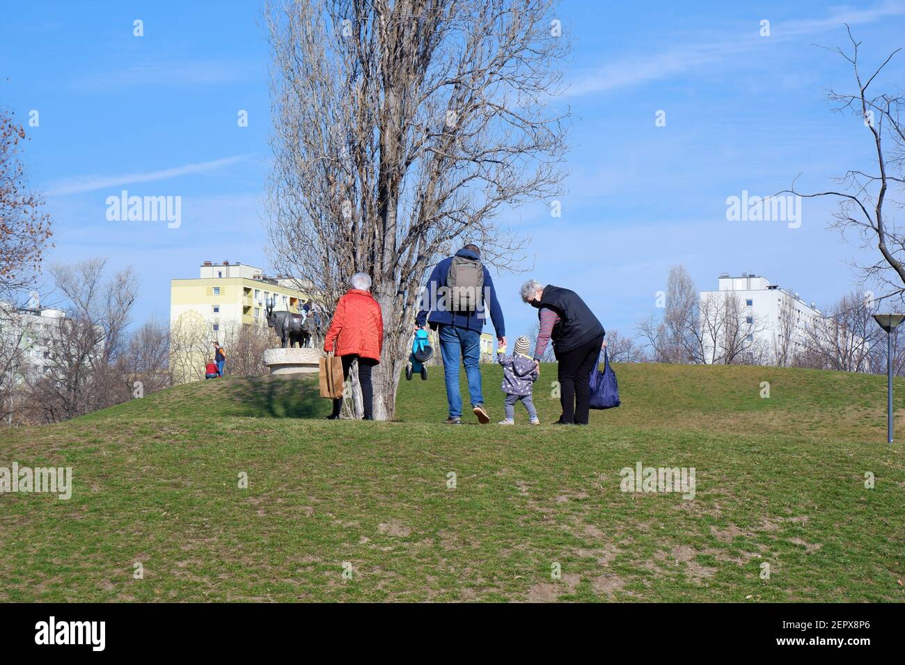 Budapest, Ungarn - 28. Februar 2021: Großmütter in Gesichtsmasken und Papa mit Kind bei einem sonnigen Wintertag im Bikas Park Stockfoto