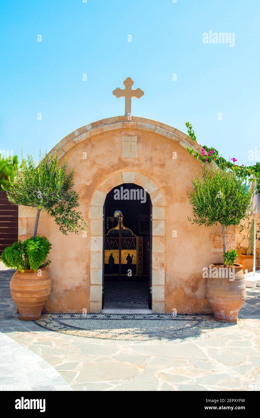 Rhodos, Griechenland - 7August 2019: Eine kleine traditionelle griechische Kirche auf dem Gipfel des Berges, auf der Insel des Rheins, Griechenland Stockfoto