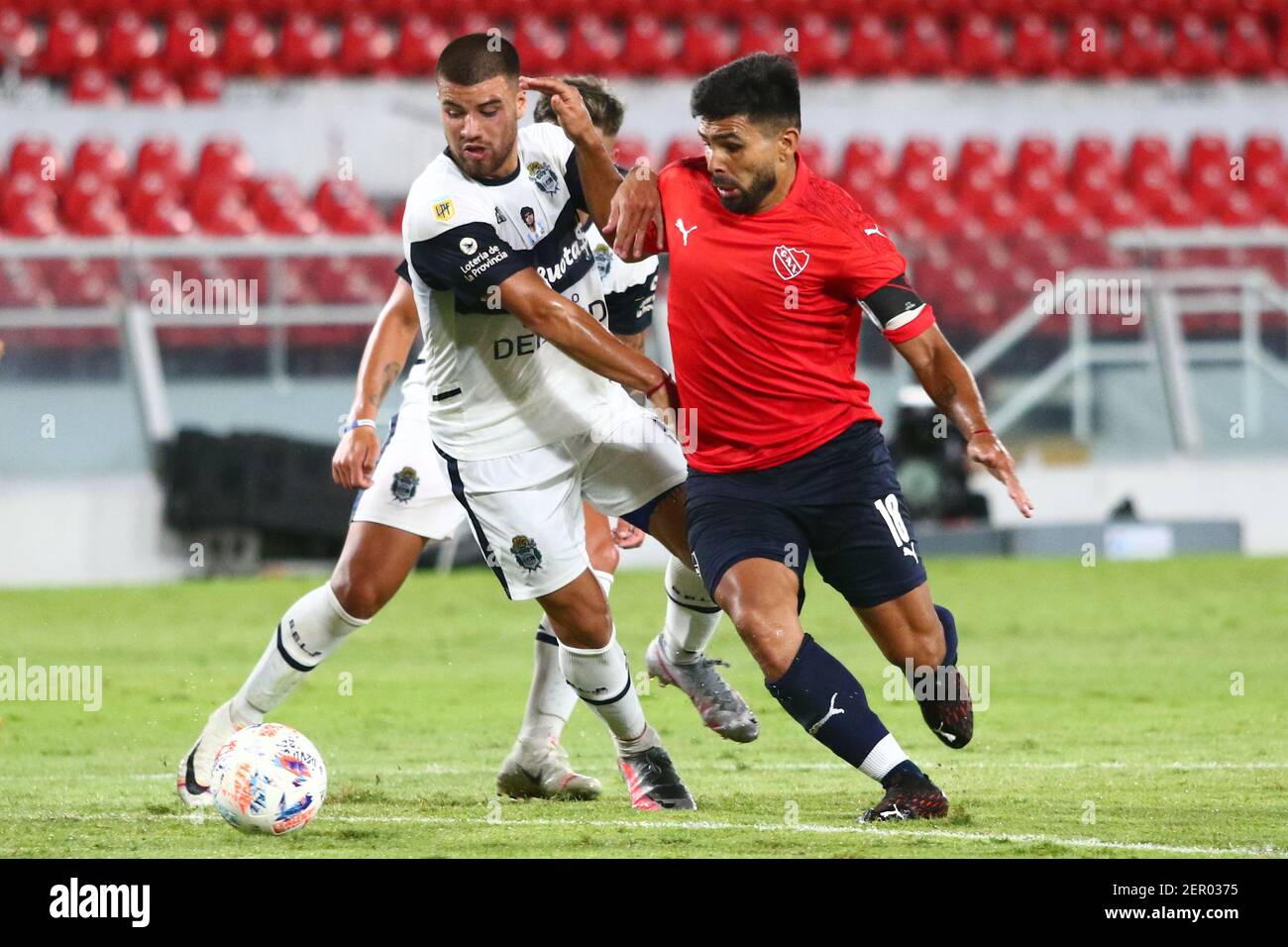 BUENOS AIRES, 27,02.2021: Von während des Spiels zwischen Independiente und Gimnasia für die Copa Liga Profesional Argentina (Néstor J. Beremblum) Stockfoto