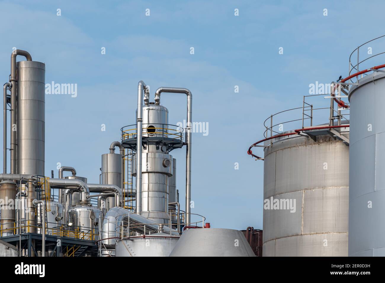 Alkoholfabrik, Tanks und Metallkonstruktionen mit Rohren für die Herstellung. Stockfoto