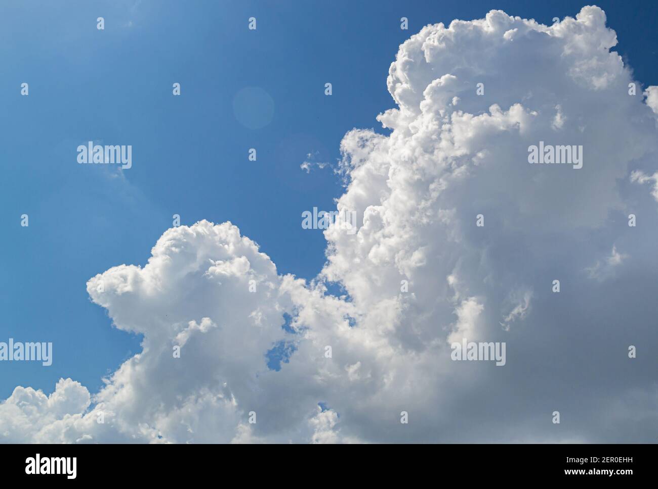 Weiße Cumulus Wolken gegen den blauen Himmel. Wolken Hintergrund in den Himmel Stockfoto