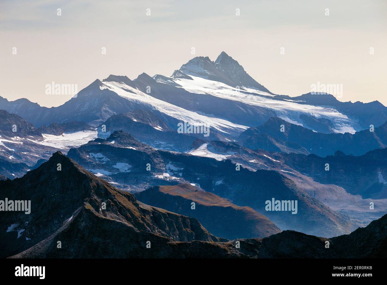 Blick auf die Westseite der Glockner-Gruppe. Großglockner Berggipfel. Österreichische Alpen. Europa. Stockfoto