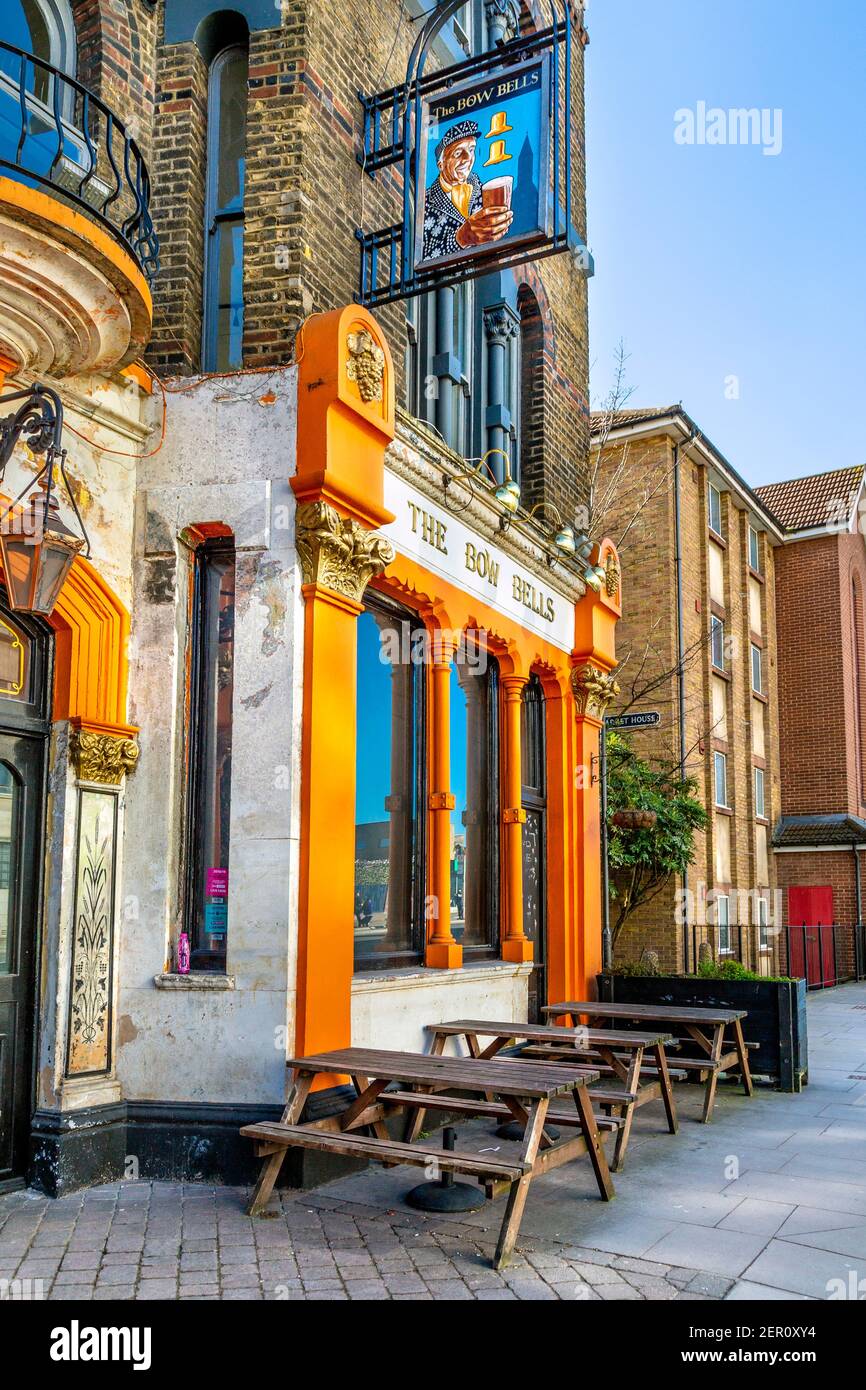 Die orangefarbene Fassade des Bow Bells Pub in Bow, Tower Hamlets, London, Großbritannien Stockfoto
