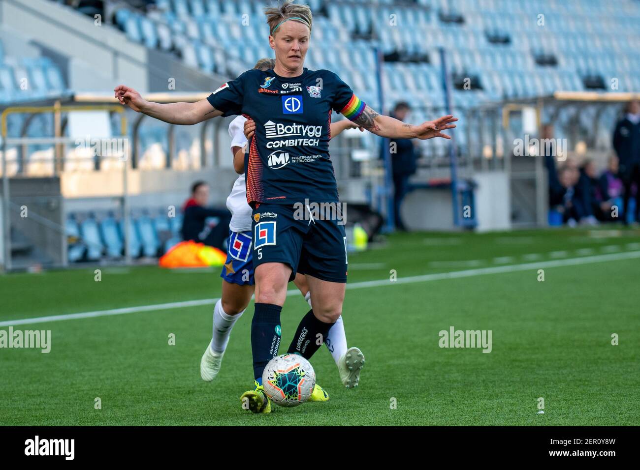 Norrkoping, Schweden. Februar 2021, 28th. Nilla Fischer (#5 Linkoping) unter Druck im schwedischen Cup-Spiel zwischen Norrkoping und Linkoping in der Platinumcars Arena in Norrkoping, Schweden Quelle: SPP Sport Pressefoto. /Alamy Live Nachrichten Stockfoto