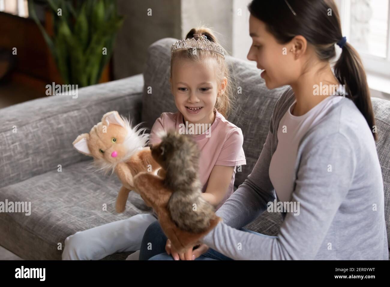 Glücklich Mutter und aufgeregt Tochter Mädchen trägt Prinzessin Tiara Stockfoto