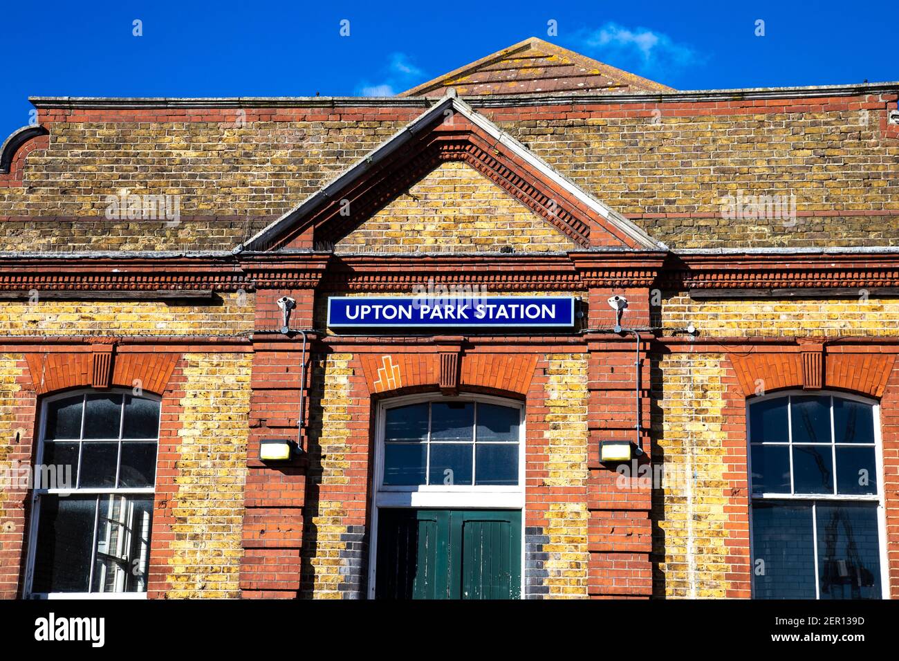 Außenansicht der U-Bahn-Station Upton Park in East London, Großbritannien Stockfoto
