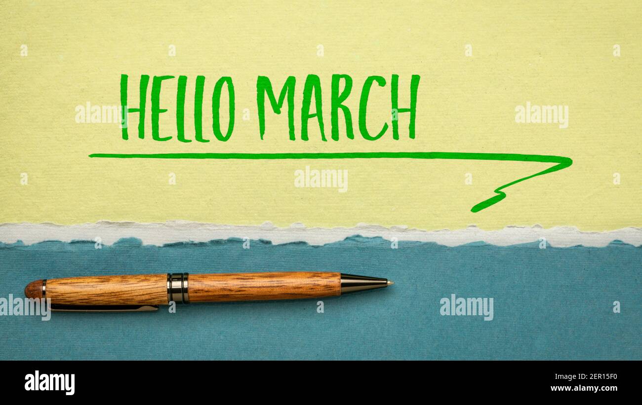 Hallo März! Handschrift auf handgeschöpftem Papier mit stilvollem Stift, fröhliche Grüße Stockfoto