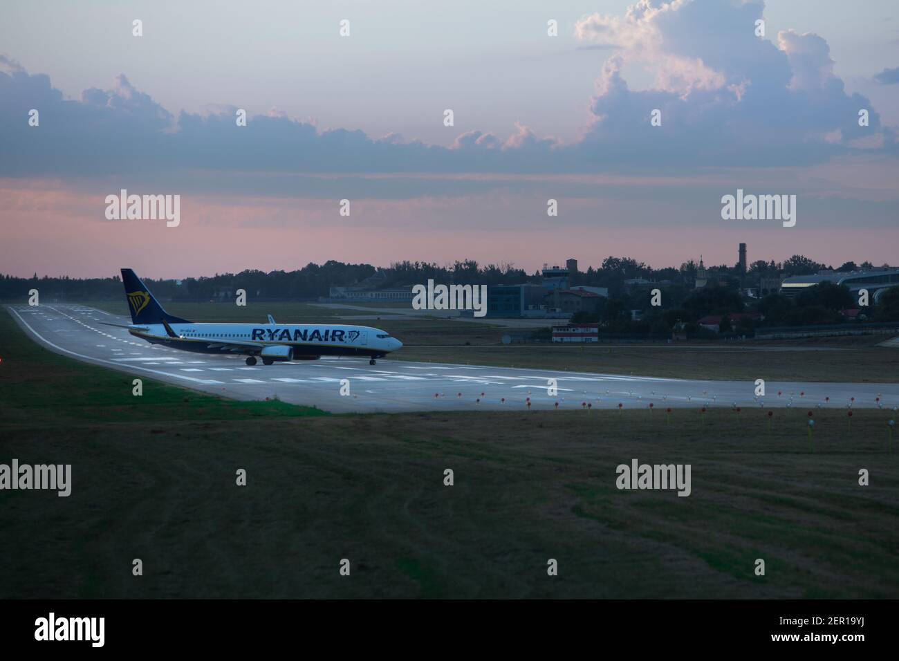 Lviv, Ukraine - 10. August 2020: Flugzeug auf der Landebahn bei Sonnenuntergang. Kopierraum Stockfoto