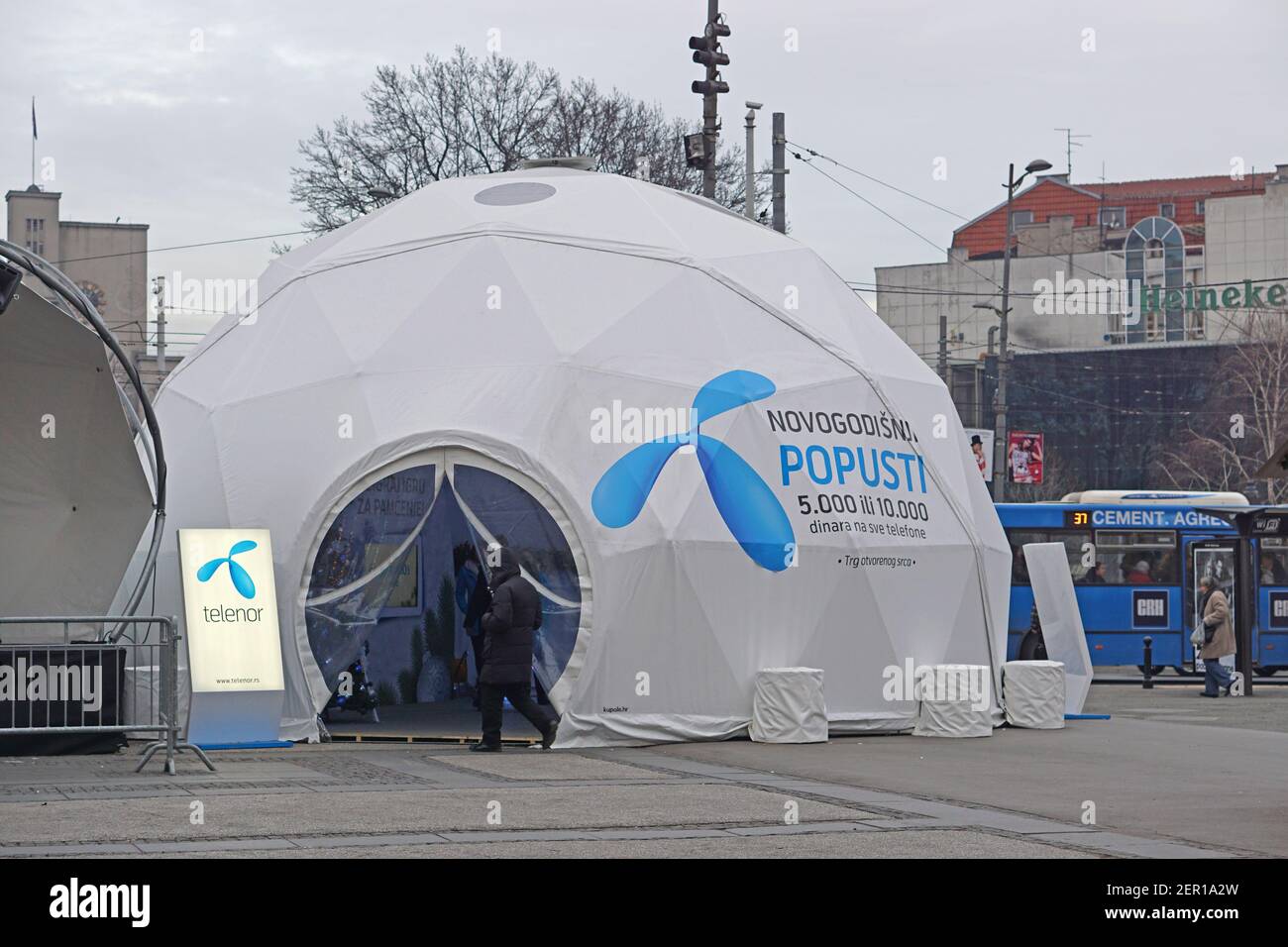 Belgrad, Serbien - 14. Dezember 2016: Temporäre geodätische Kuppelstruktur auf dem Stadtplatz Telenor Telefongesellschaft Kampagne. Stockfoto