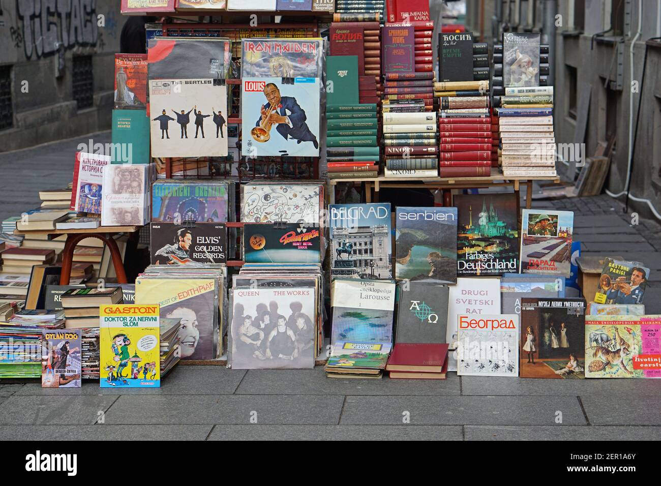 Belgrad, Serbien - 3. März 2016: Alte Bücher und Schallplatten am Straßenmarkt in der Stadt. Stockfoto